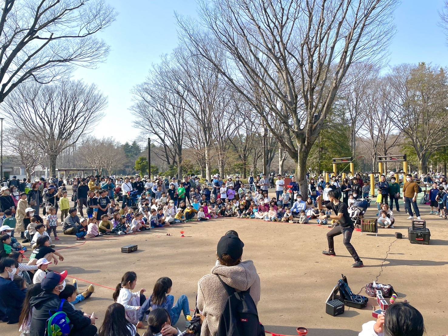 PERFORMERさぶれとして大道芸を行う院長